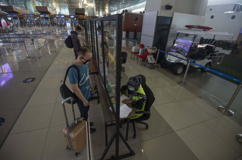 Calon penumpang menyerahkan dokumen kepada petugas di Terminal 3 Bandara Internasional Soekarno-Hatta, Tangerang, Banten. AP II mencatat peningkatan slot time penerbangan.