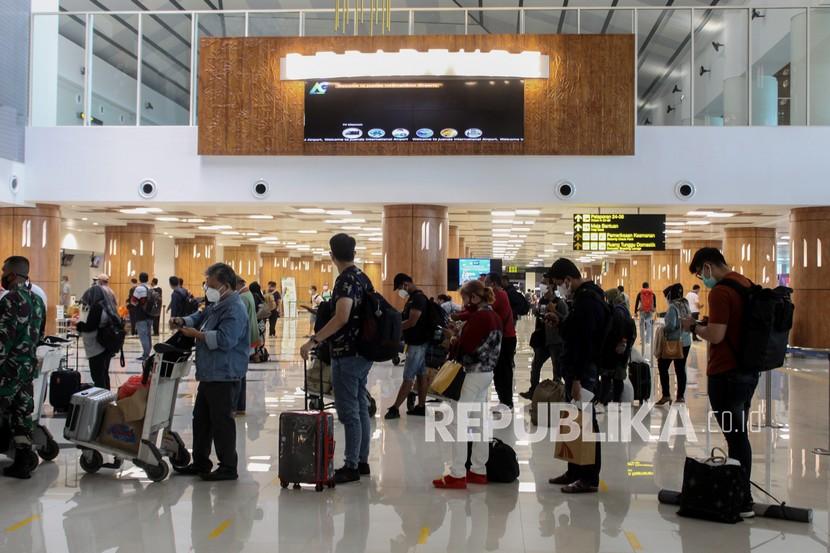 Calon penumpang pesawat antre di area lapor diri sebelum melakukan penerbangan di Bandara Internasional Juanda Surabaya di Sidoarjo, Jawa Timur, Senin (25/10/2021). Pemerintah berencana akan segera membuka Bandara Juanda kembali untuk penerbangan internasional. 