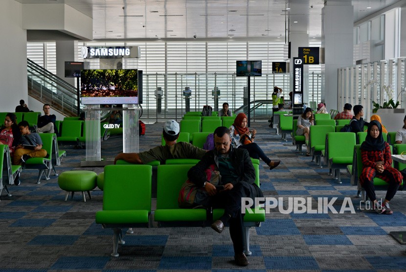 Calon penumpang pesawat berada di ruang tunggu penerbangan domestik di Terminal Baru Bandara Internasional Ahmad Yani Semarang, Jawa Tengah, Rabu (6/6). 