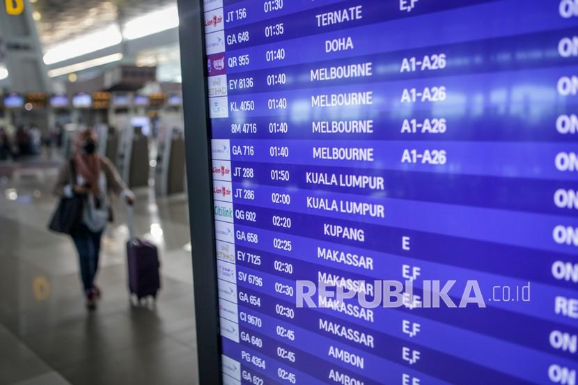 Calon penumpang pesawat berjalan di area Terminal 3 Bandara Internasional Soekarno Hatta, Tangerang, Banten (ilustrasi). Satgas Covid-19 IDI mendukung kewajiban penumpang pesawat untuk melakukan tes PCR dengan hasil negatif.