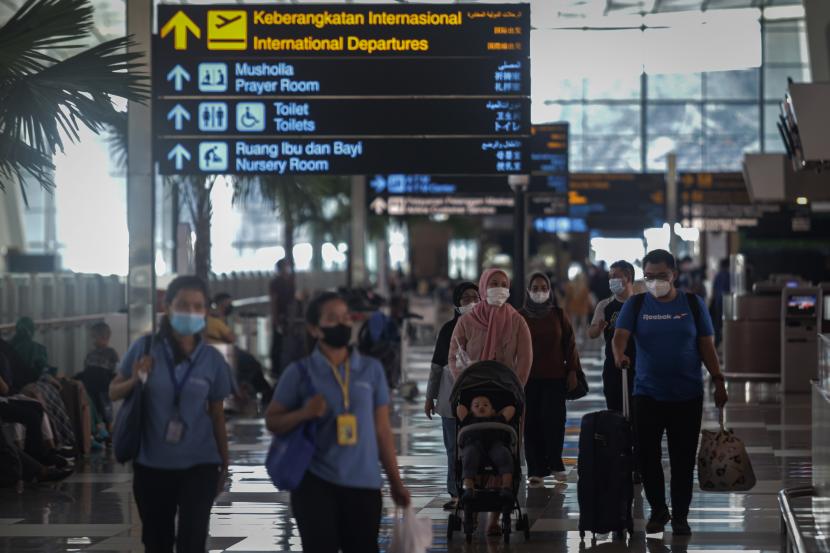 Calon penumpang pesawat berjalan di area Terminal 3 Bandara Internasional Soekarno Hatta, Tangerang, Banten, (ilustrasi). Satgas Covid-19 mengeluarkan Surat Edaran terbaru terkait perjalanan internasional menanggapi kasus varian baru Covid-19.