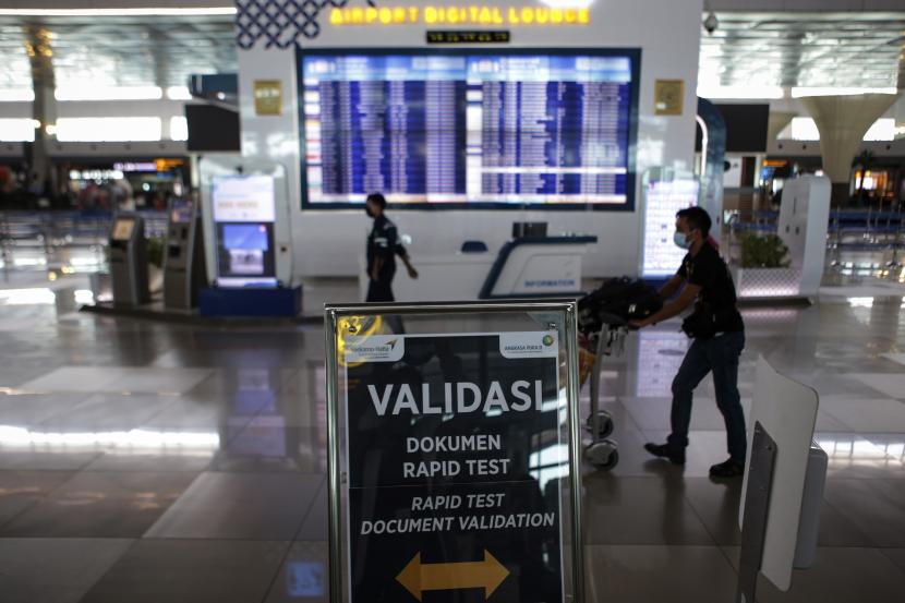 Calon penumpang pesawat berjalan di area Terminal 3 Bandara Internasional Soekarno Hatta, Tangerang. Satgas sebut pelaku perjalanan internasional wajib karantina bila anak belum divaksin