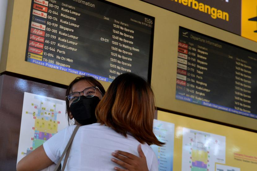 Calon penumpang pesawat maskapai penerbangan Singapore Airlines dengan nomor penerbangan SQ939 menuju Singapura memeluk kerabatnya di Bandara Internasional I Gusti Ngurah Rai, Badung, Bali, Rabu (16/2/2022). Bandara Bali kembali melayani penerbangan reguler perdana rute Singapura-Bali-Singapura oleh maskapai Singapore Airlines, usai dibukanya kembali pintu masuk internasional di bandara tersebut setelah sempat ditutup akibat pandemi COVID-19.