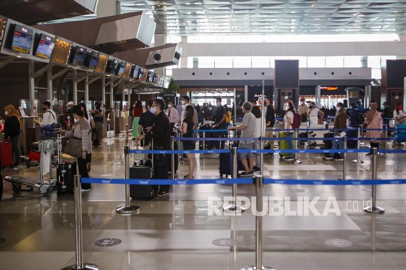 Calon penumpang pesawat melakukan lapor diri sebelum keberangkatannya di area Terminal 3 Bandara Internasional Soekarno Hatta, Tangerang, Banten, Selasa (21/9). Kementerian Perhubungan (Kemenhub) mulai hari ini membatasi jumlah penumpang penerbangan internasional, maksimal 90 penumpang.