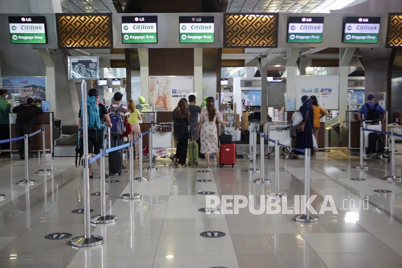 Calon penumpang pesawat melakukan lapor diri sebelum keberangkatannya di area Terminal 3 Bandara Internasional Soekarno Hatta, Tangerang, Banten, Selasa (21/9). Indonesia Investment Authority (INA) dan PT Angkasa Pura II (Persero) bersinergi untuk mengambangkan Bandara Soekarno-Hatta.