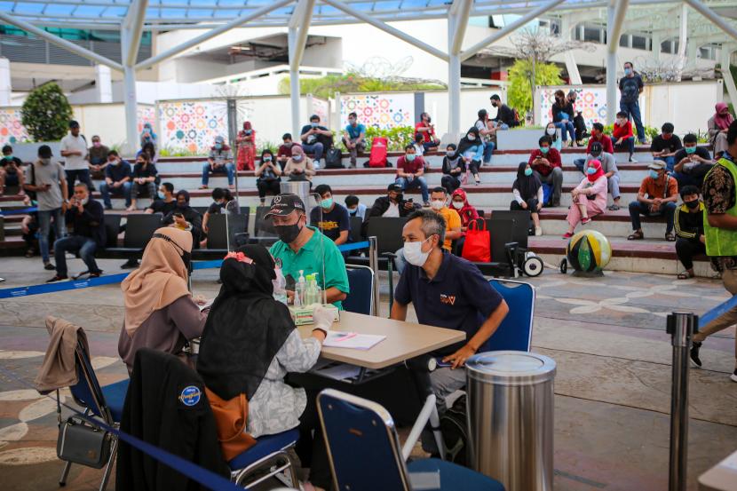 Calon penumpang pesawat melakukan pendaftaran untuk mengikuti tes cepat COVID-19 di area Terminal 3 Bandara Soekarno Hatta, Tangerang, Banten.