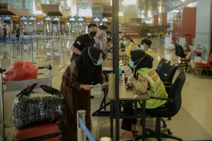 Calon penumpang pesawat melakukan pengecekan berkas kesehatan di area Terminal 3 Bandara Soekarno-Hatta, Tangerang, Banten, Ahad (20/12).