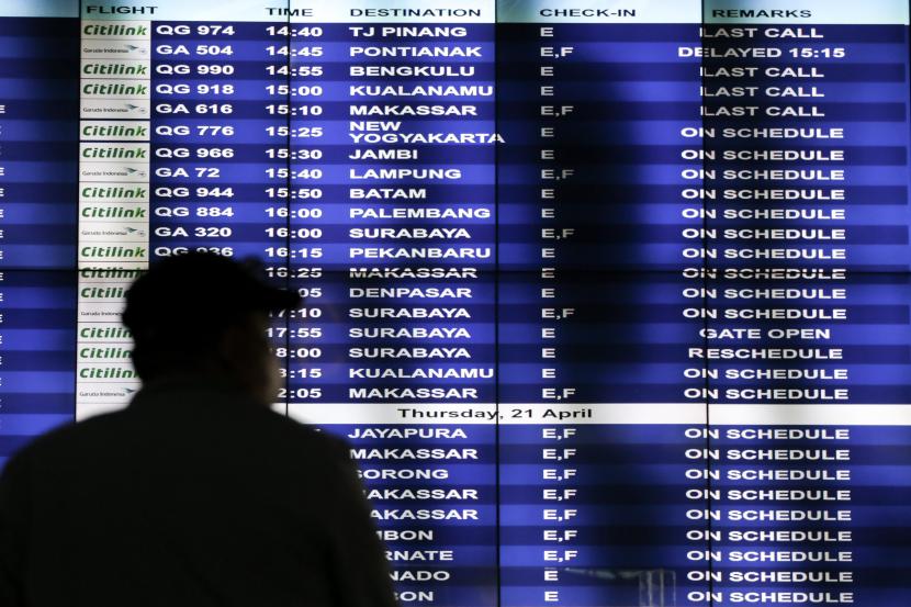 Calon penumpang pesawat melihat jadwal penerbangan di Terminal 3 Bandara Soekarno Hatta, Tangerang, Banten, Rabu (20/4/2022). Ditjen Perhubungan Udara Kementerian Perhubungan kembali menyesuaikan aturan Petunjuk Pelaksanaan Perjalanan Dalam Negeri Dengan Transportasi Udara Pada Masa Pandemi Covid-19. 