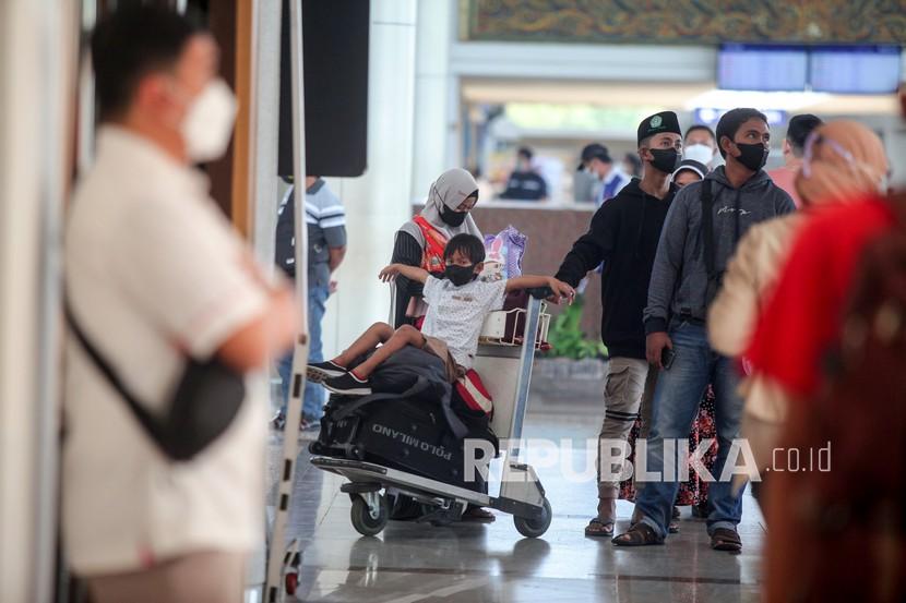 Calon penumpang pesawat membawa anaknya di Bandara Internasional Juanda Surabaya di Sidoarjo, Jawa Timur (ilustrasi)