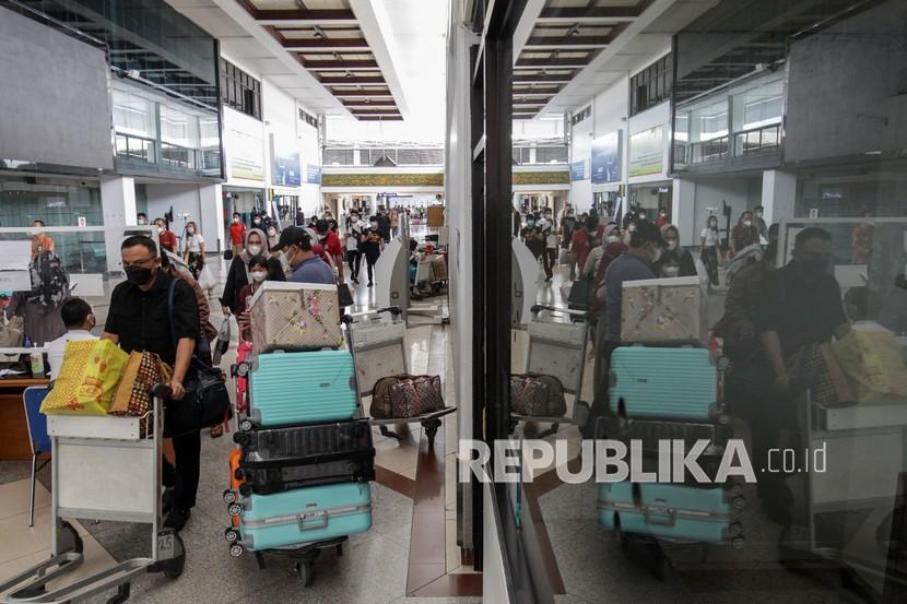 Calon penumpang pesawat membawa barang bawaan di area Terminal Bandara Internasional Juanda Surabaya di Sidoarjo, Jawa Timur, Rabu (5/5/2021). Trafik penumpang tertinggi pada masa peniadaan mudik di bandara-bandara yang dikelola PT Angkasa Pura (AP) I terdapat di Bandara Juanda Surabaya dengan trafik sebesar 17.149 pergerakan penumpang