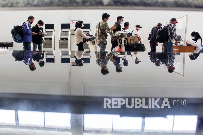 Calon penumpang pesawat mengantre di Bandara Internasional Juanda Surabaya di Sidoarjo, Jawa Timur (ilustrasi). Bandara Juanda bersiap menghadapi cuaca ekstrem.