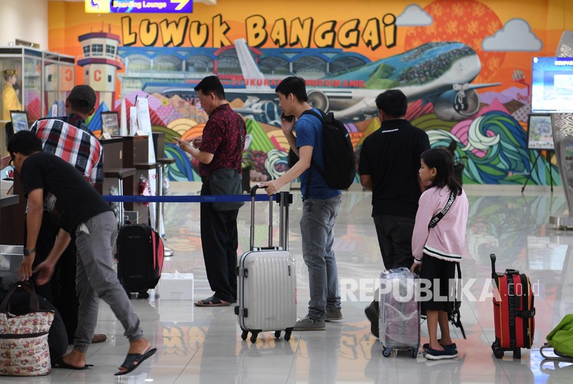 Calon penumpang pesawat terbang bersiap melakukan proses check in di Bandara Syukuran Aminuddin Amir. Banggai, Sulawesi Tengah.