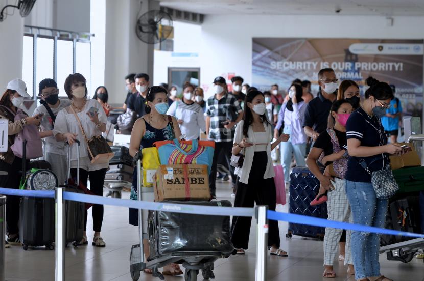 Calon penumpang pesawat udara berjalan masuk ke Terminal Keberangkatan Domestik Bandara Internasional I Gusti Ngurah Rai, Bali.