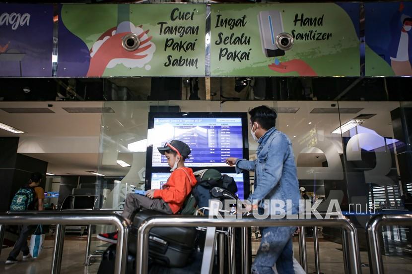 Calon penumpang pesawat udara berjalan menuju area lapor diri di Terminal 2 Bandara Soekarno Hatta, Tangerang, Banten, Ahad (2/5/2021). Sebagian masyarakat memilih mudik lebih awal guna menghindari masa larangan mudik sejak 6 hingga 17 Mei 2021 mendatang.