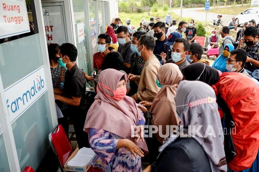 Calon penumpang pesawat udara mengantre saat mendaftar untuk mengikuti tes cepat Covid-19 di Klinik Farmalab, Bandara Depati Amir, Pangkalan Baru, Kepulauan Bangka Belitung (ilustrasi) 