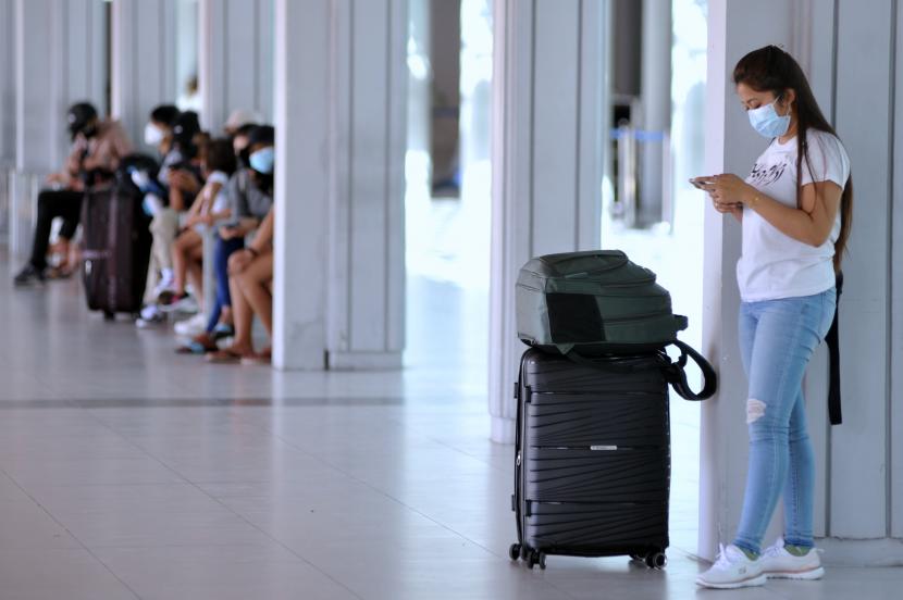 Calon penumpang pesawat udara menunggu jadwal keberangkatan di Terminal Domestik Bandara Internasional I Gusti Ngurah Rai, Badung, Bali, Sabtu (21/8/2021). Menurut pengelola bandara tersebut, terjadi peningkatan jumlah rata-rata penumpang harian sekitar 10-15 persen setelah pemberlakuan aturan syarat perjalanan antar Pulau Jawa-Bali yang bisa menggunakan hasil tes COVID-19 berbasis Antigen bagi penumpang yang telah menerima vaksin COVID-19 dosis lengkap dan diprediksikan jumlah tersebut akan terus meningkat dengan turunnya tarif tes COVID-19 berbasis 