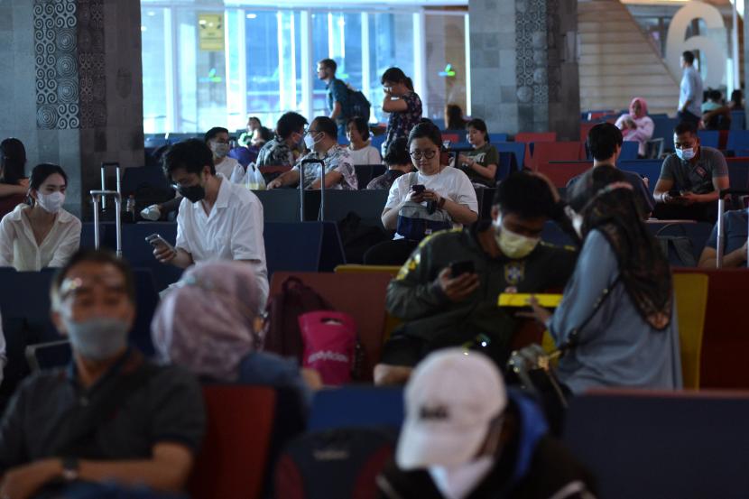 Calon penumpang pesawat udara menunggu jadwal keberangkatan di Terminal Domestik Bandara Internasional I Gusti Ngurah Rai, Badung, Bali, Rabu (6/7/2022). Dokter menyarankan agar penumpang tetap memakai masker selama penerbangan.