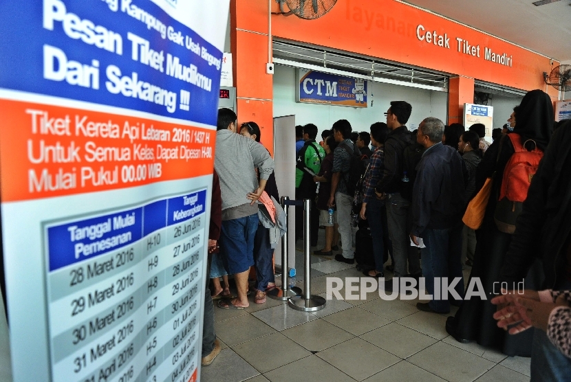  Calon penumpang sedang mengantri saat mencetaki tiket kereta di Stasiun Senen, Jakarta, Jumat (1/4).  (Republika/Tahta Aidilla)
