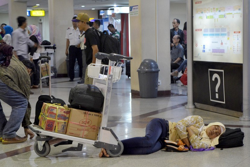 Calon penumpang tertidur di Terminal I Bandara Internasional Juanda Sidoarjo, Jawa Timur, Rabu (4/11).