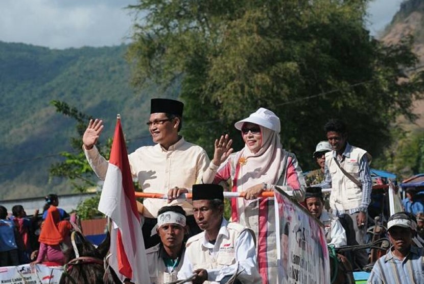  Calon perseorangan bupati Bima Abdul Khayir menuju KPU Kabupaten Bima untuk menyerahkan berkas dukungan.