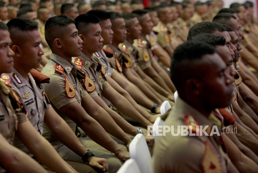 Jokowi Beri Pembekalan Kepada Capaja Akademi TNI Dan Polri | Republika ...