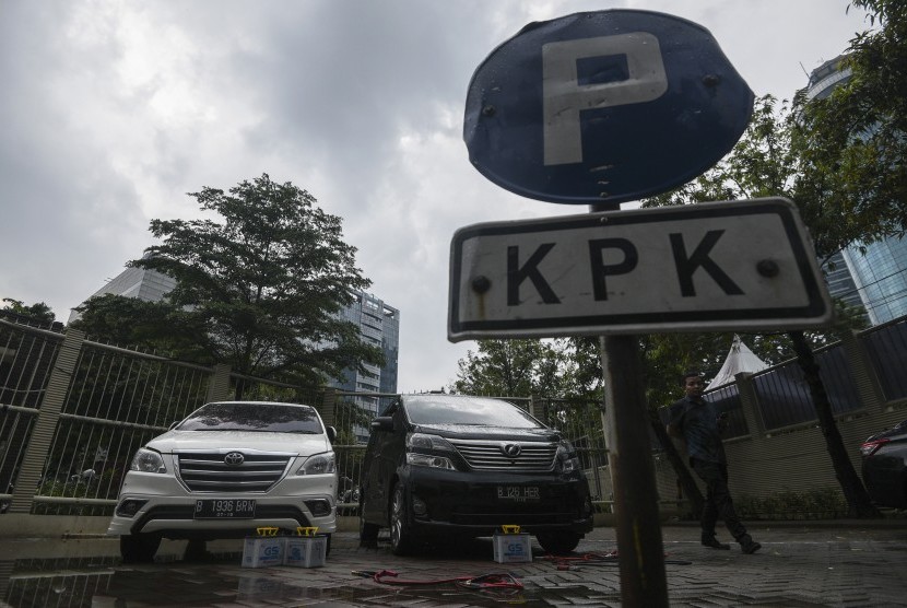 Calon peserta lelang melihat kondisi mobil rampasan dari narapidana yang akan dilelang di halaman gedung KPK, Jakarta. (ilustrasi)