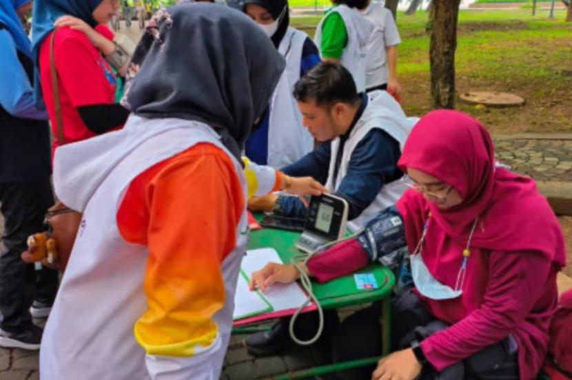Calon petugas haji daerah (PHD) Provinsi DKI Jakarta melakukan pengukuran kebugaran untuk kekuatan fisik di Jakarta, Jumat (16/2/2024). 