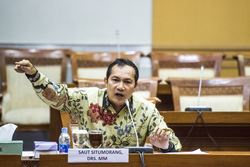 Calon pimpinan (capim) KPK Saut Situmorang menyampaikan pendapat saat uji kelayakan dan kepatutan capim KPK di Komisi III DPR, Kompleks Parlemen, Jakarta, Senin (14/12).