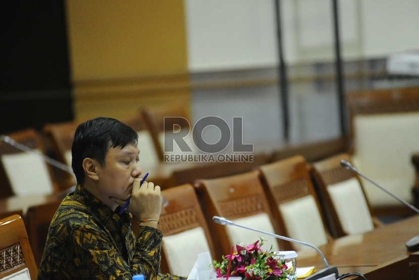 Calon Pimpinan KPK Surya Tjandra berbicara saat mengikuti uji kepatutan dan kelayakan dengan Komisi III di Kompleks Parlemen Senayan, Jakarta, Selasa (15/12). 
