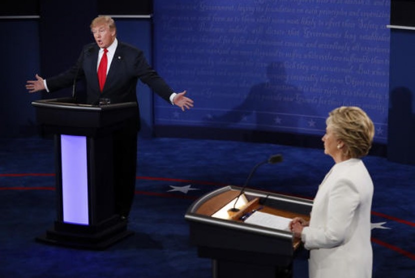 Calon presiden AS dari Partai Republik Donald Trump dan Hillary Clinton dari Partai Demokrat dalam debat ketiga dan terakhir mereka di University of Las Vegas, Rabu, 19 Oktober 2016.