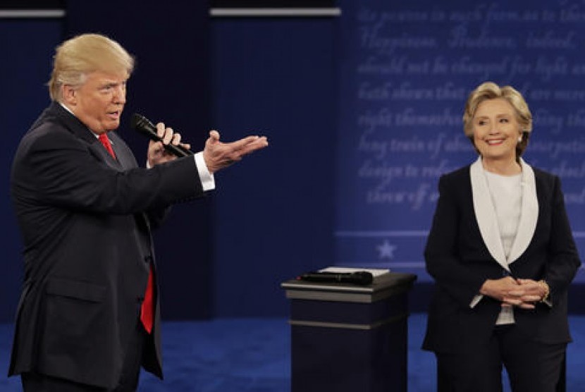 Calon presiden AS Donald Trump dan Hillary Clinon saat debat capres kedua di Washington University, St Louis, Ahad, 9 Oktober 2016.