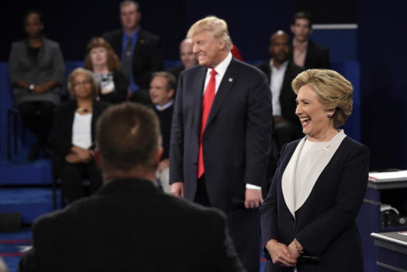 Calon presiden AS Donald Trump dan Hillary Clinon saat debat capres kedua di Washington University, St Louis, Ahad, 9 Oktober 2016.