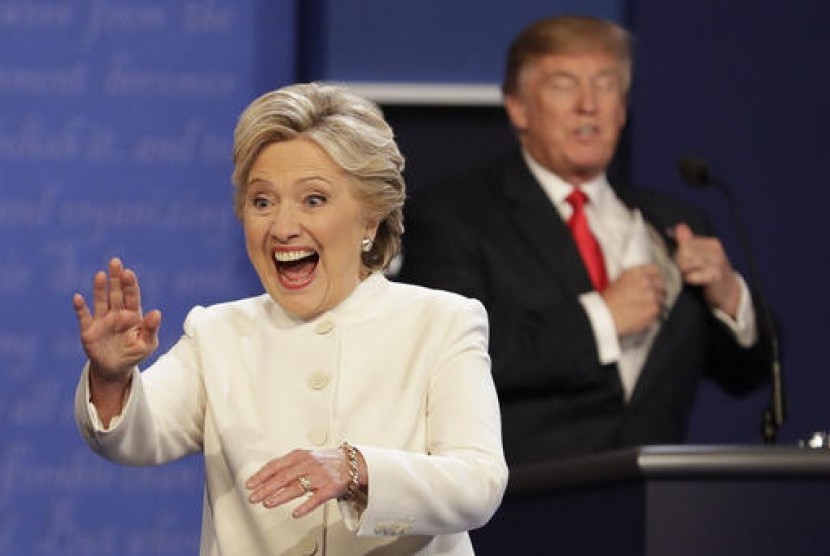 Calon presiden AS Hillary Clinton dan Donald Trump usai melakukan debat ketiga dan terakhir di Las Vegas, rabu, 19 Oktober 2016.