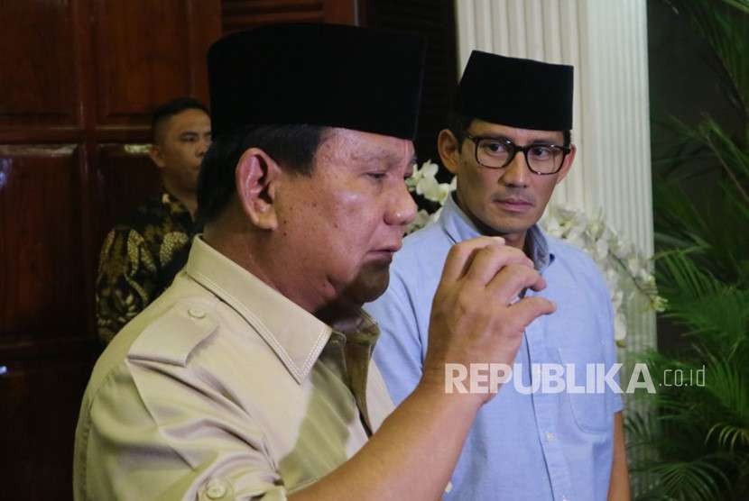 Calon presiden (capres) dan calon wakil presiden (cawapres) nomor urut 02 Prabowo Subianto - Sandiaga Salahuddin Uno menyampaikan konferensi pers terkait gempa dan tsunami di Sulawesi Tengah, di kediaman Prabowo, Kertanegara, Kebayoran Baru, Jakarta Selatan, Senin (1/10). 