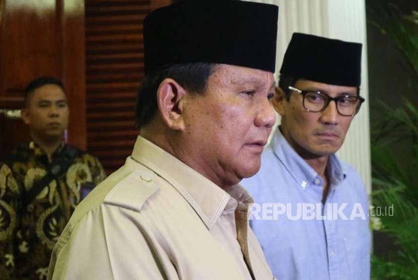 Calon presiden (capres) dan calon wakil presiden (cawapres) nomor urut 02 Prabowo Subianto - Sandiaga Salahuddin Uno (kanan).