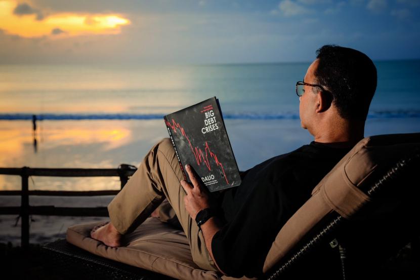 Calon presiden (capres) Koalisi Perubahan, Anies Rasyid Baswedan mengunggah foto sedang membaca buku erjudul 