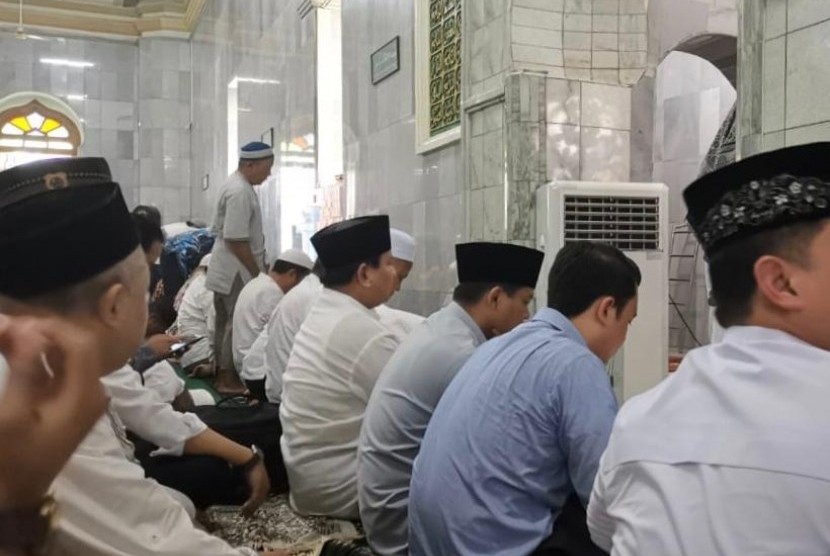 Presidential candidate number 02 Prabowo Subianto performs Friday prayer at Kauman mosque, Semarang, Central Java, Friday (Feb 15).