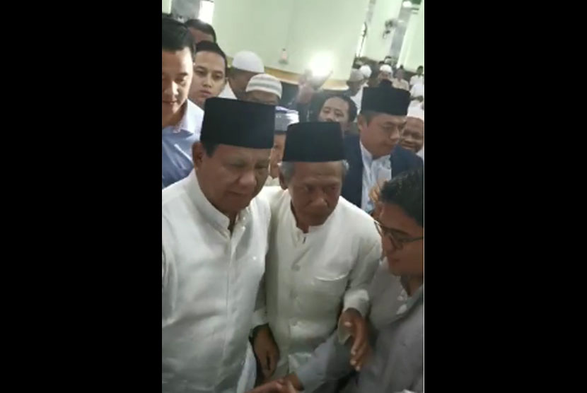 Calon presiden (capres) nomo urut 02 Prabowo Subianto (kiri) usai menggelar shalat jumat di Masjid Kauman Semarang, Jawa Tengah. Jumat (15/2). 