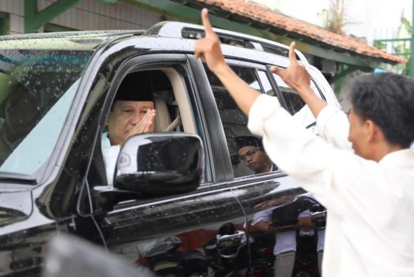 Calon presiden (capres) nomo urut 02 Prabowo Subianto usai menggelar shalat jumat di Masjid Kauman Semarang, Jawa Tengah. Jumat (15/2).