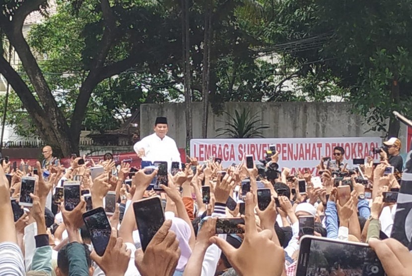 Calon presiden (capres) nomor urut 02 Prabowo Subianto disambut pendukungnya saat tiba di kediamannya Jalan Kertanegara, Kebayoran Baru, Jakarta, Jumat (19/4). 