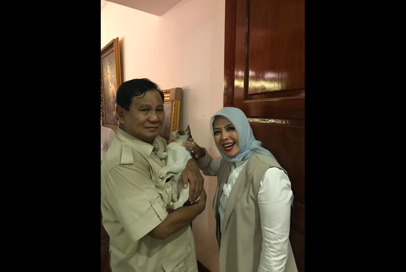 Calon presiden (capres) nomor urut 02 Prabowo Subianto menggendong kucing peliharaannya. Waketum Gerindra Hashim sebut Prabowo adopsi 3 kucing terlantar di Kemenhan.