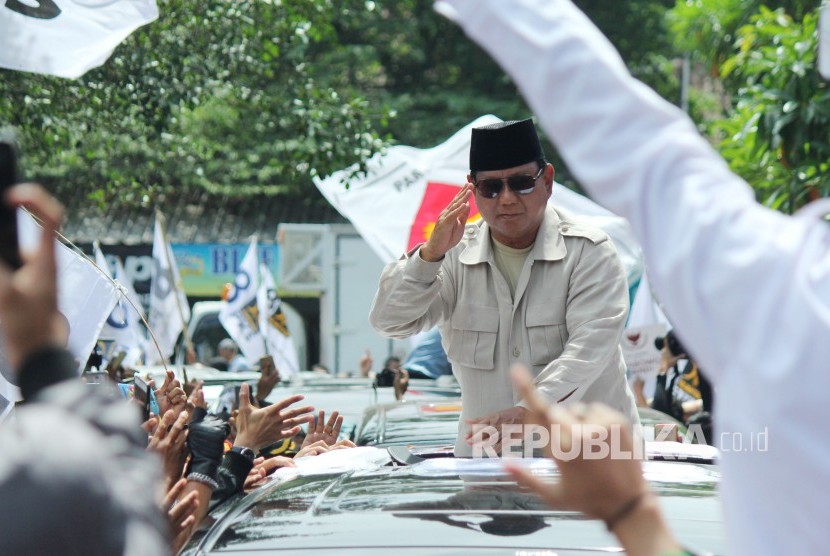 Calon Presiden (capres) nomor urut 02 Prabowo Subianto menyalami massa pendukungnya pada acara Rapat Akbar Prabowo-Sandi, di Stadion Sidolig, Kota Bandung, Kamis (28/3).