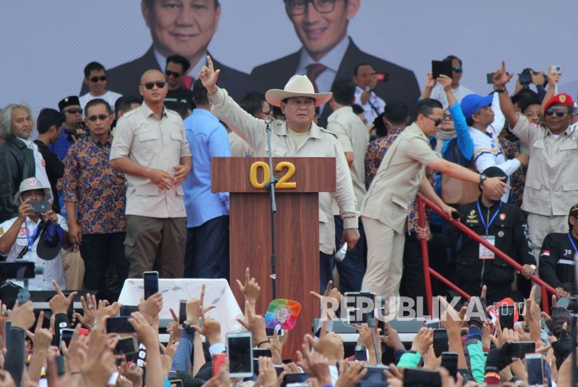 Calon Presiden (capres) nomor urut 02 Prabowo Subianto menyapa massa pendukungnya pada acara Rapat Akbar Prabowo Sandi, di Stadion Sidolig, Kota Bandung, Kamis (28/3).