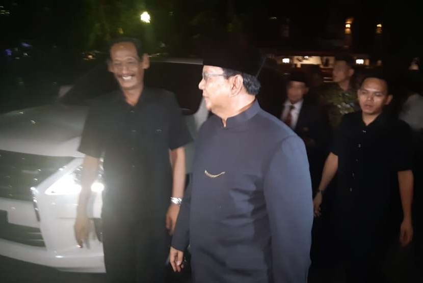 Calon presiden (capres)  Prabowo Subianto tiba di kediaman Presiden ke-2 RI Soeharto, Jalan Cendana, Jakarta, Kamis (27/9) malam.
