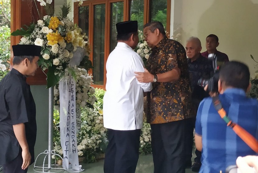 Calon presiden (capres) Prabowo Subianto tiba di kediaman Presiden RI ke-6 Susilo Bambang Yudhoyono (SBY) di Puri Cikeas, Bogor, Jawa Barat Senin (3/6) pukul 16.10 WIB.