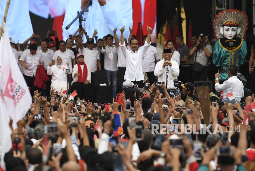 Calon Presiden dan Calon Wakil Presiden nomor urut 01 Joko Widodo (ketiga kanan) dan Maruf Amin (kedua kanan) menyapa masyarakat Tangerang saat Karnaval Indonesia Satu di Banten, Ahad (7/4/2019). 