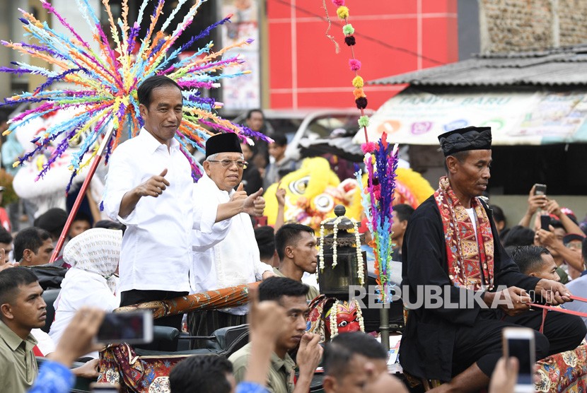 Calon Presiden dan Calon Wakil Presiden nomor urut 01 Joko Widodo dan Maruf Amin menyapa masyarakat Tangerang saat Karnaval Indonesia Satu di Banten, Ahad (7/4/2019).