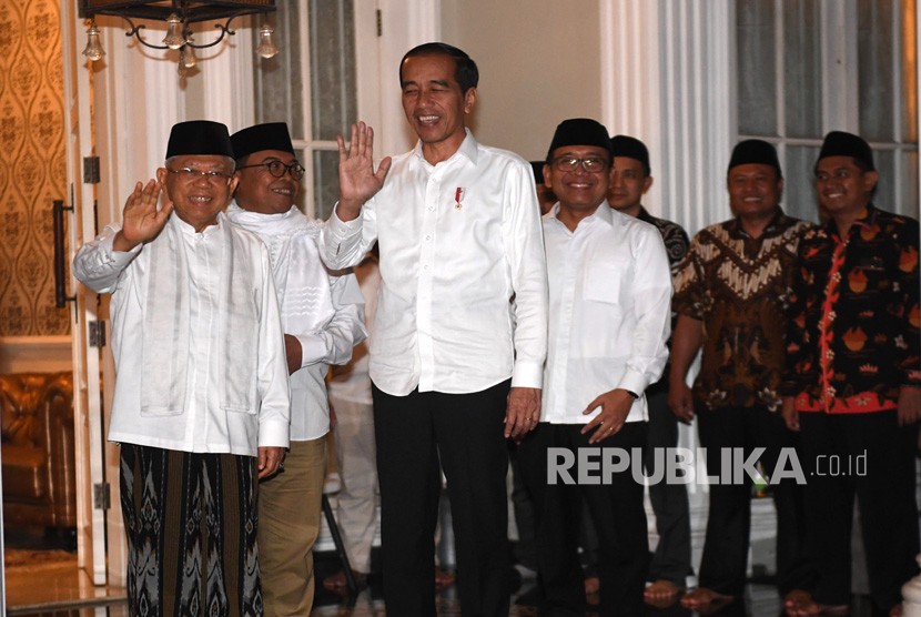 Calon Presiden dan Wakil Presiden nomor urut 01 Joko Widodo (tengah) dan Ma'ruf Amin (kiri) memberikan keterangan pers terkait sidang putusan perselisihan hasil pemilihan umum (PHPU) Pilpres 2019 di Jakarta, Kamis (27/6/2019).