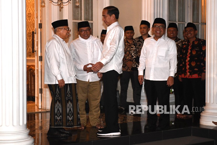 Calon Presiden dan Wakil Presiden nomor urut 01 Joko Widodo (tengah) dan Ma'ruf Amin (kiri) bersiap memberikan keterangan pers terkait sidang putusan perselisihan hasil pemilihan umum (PHPU) Pilpres 2019 di Jakarta, Kamis (27/6/2019). 