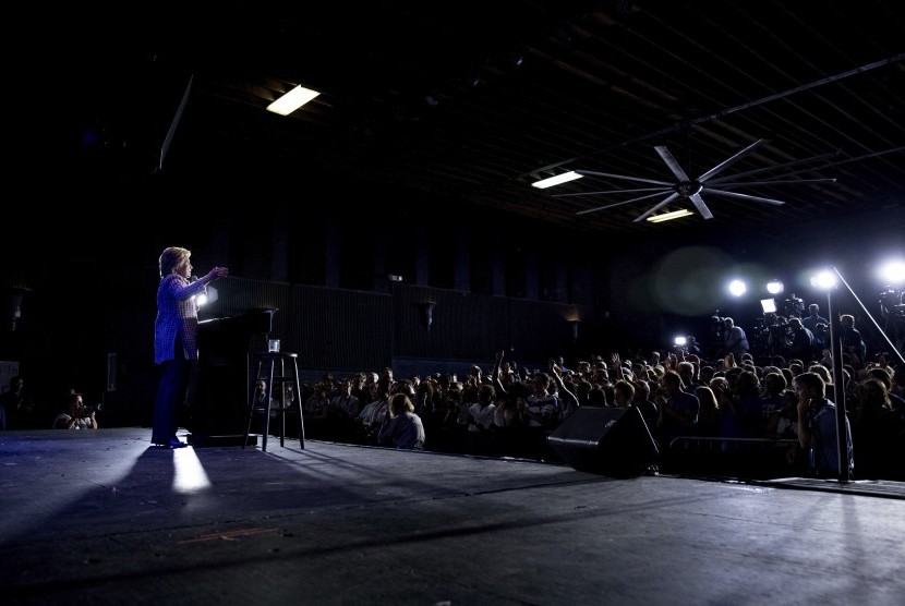 Calon presiden dari Partai Demokrat Hillary Clinton berbicara kepada relawan di sebuah acara pesta pengorganisasian demokrasi 